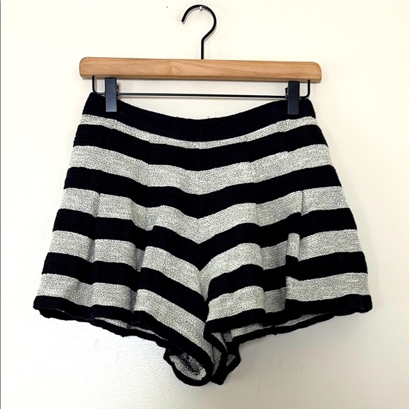 ALICE + OLIVIA Lurex Tweed Back Zip Pleated Short Black Silver Stripe - Picture 2 of 15